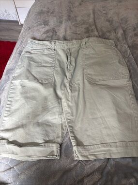 Gloria Vanderbilt Women's Bermuda Shorts in Light Olive